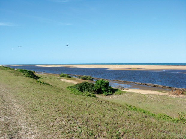 Rio e praia de naturismo da Barra Seca, em Espírito Santo. Foto: Portal Brasil Naturista.