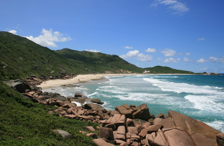 Praia da Galheta (ou Calheta), a praia de nudismo de Florianópolis. Foto: obaratodefloripa.com.br.