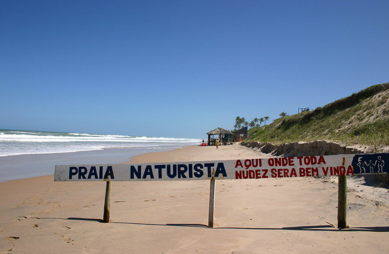 Praia das Dunas, em Massarandupió, Bahia - Uma das praias naturistas (nudistas) mais famosas do Brasil. Foto: bahia.ws.