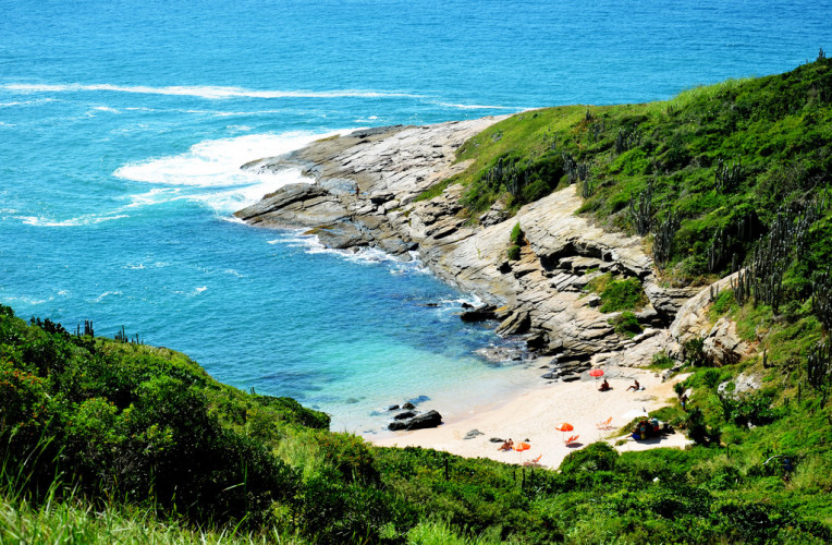 Pequena praia Olho de Boi, em Búzios - uma das praias nudistas do Rio de Janeiro. Foto: viajando.expedia.com.br.