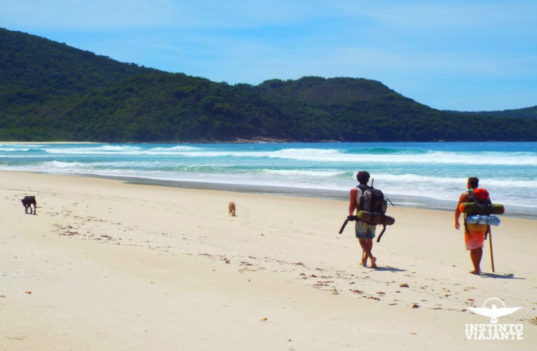 Caminhada após o mangue, já na Praia de Leste, Ilha Grande/RJ