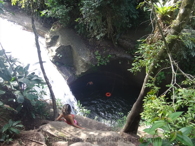 Local onde as pessoas saltam na Cachoeira do Pai