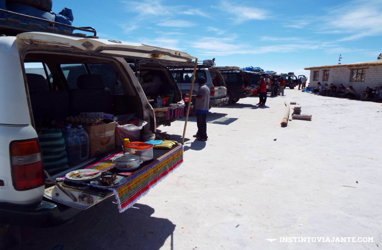 Jipes lado a lado para o almoço | Dia 1 no Deserto de Sal