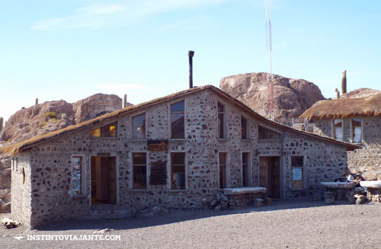 bar isla incahuasi salar de uyuni bolivia