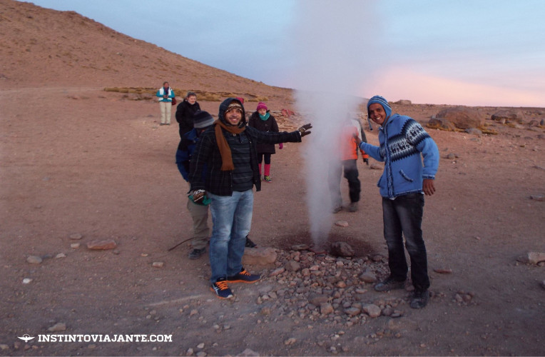 Aquecendo as mãos em um dos géiseres | Dia 3 no Deserto de Sal