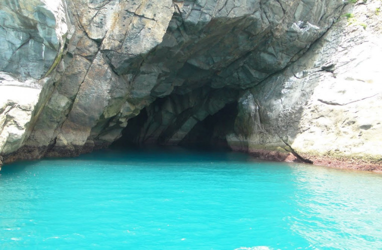 Entrada da Gruta Azul, Arraial do Cabo-RJ, um dos pontos de parada da maioria dos passeios de barco da cidade.