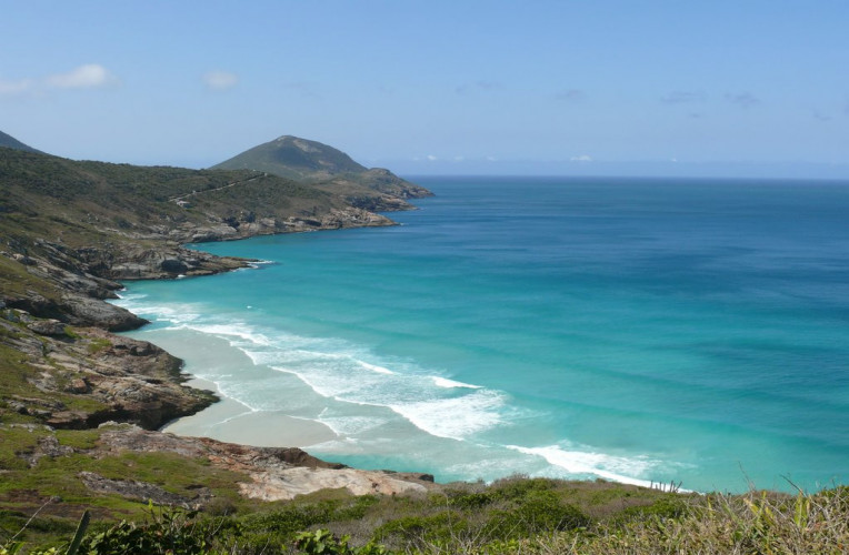 Vista aérea da Praia Brava em Arraial do Cabo-RJ na maré alta