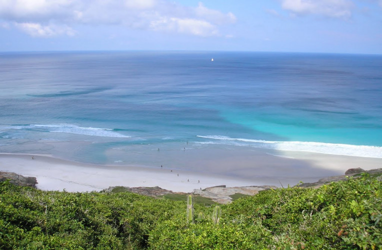 Praia Brava deserta em Arraial do Cabo-RJ