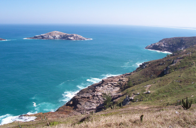 Ilha do Francês vista do morro do Pontal do Atalaia, em Arraial do Cabo, RJ