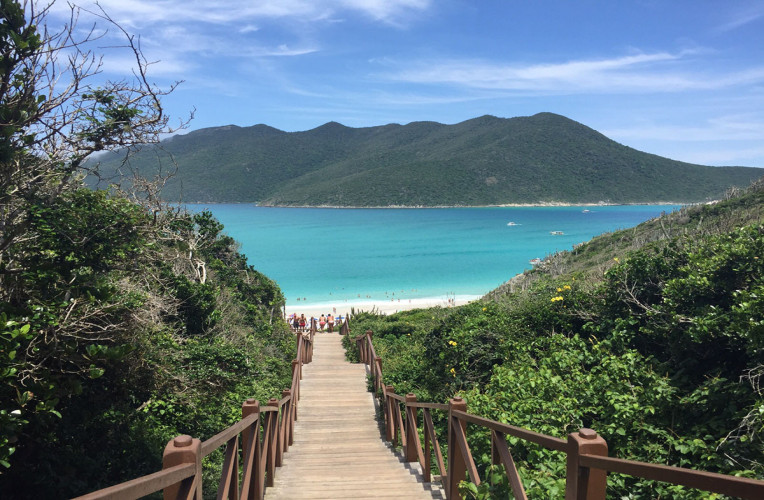 Escadaria que leva até as Prainhas do Pontal do Atalaia, em Arraial do Cabo, RJ