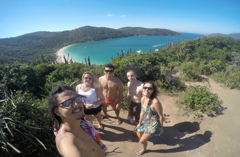 Galera no mirante da Praia do Forno