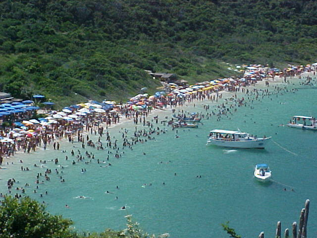 Praia do Forno lotada na alta temporada