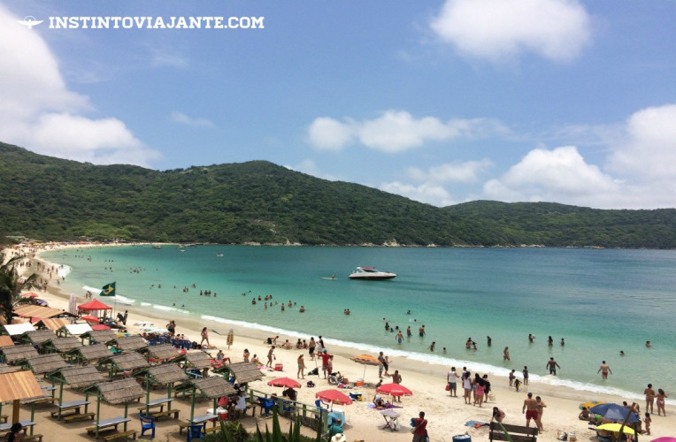 Praia do Forno em um final de semana comum - Arraial do Cabo