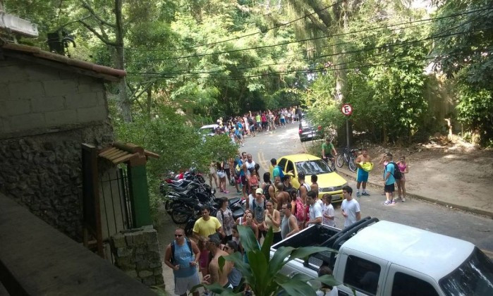 Rua de acesso a trilha Costão de Itacoatiara lotada