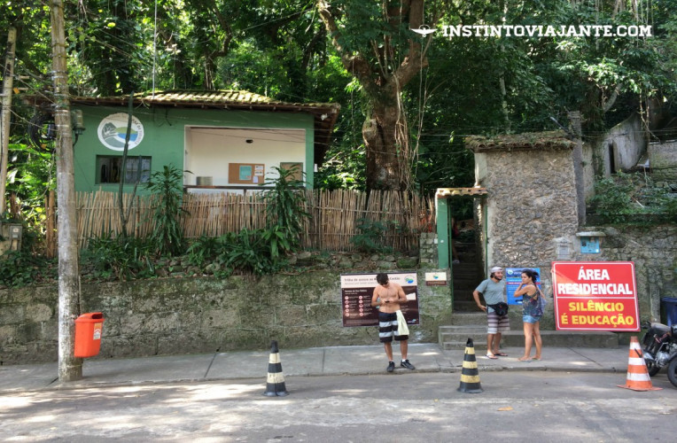 entrada trilha costão de itacoatiara niteroi rj