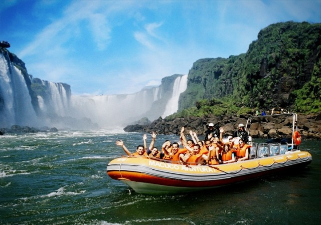 Passeio de barco nas Cataratas do Iguaçu (lado brasileiro) - Macuco Safari. Foto: macucosafari.com.br.