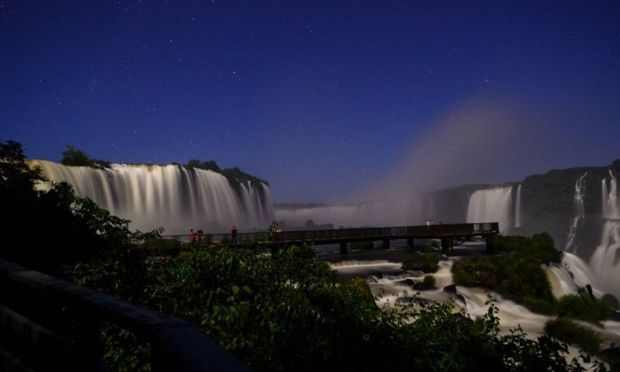 Foto das Cataratas do Iguaçu durante o passeio noturno, em dia de lua cheia. Foto: Marcos Labanca.