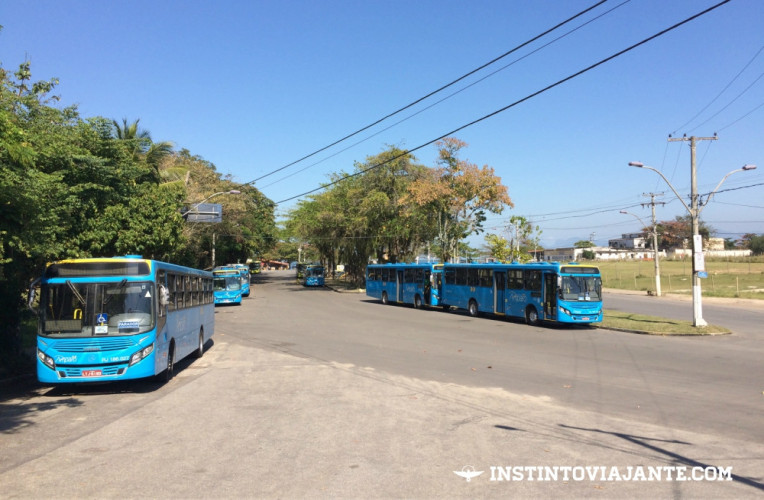 Ônibus parados na Praça Silva Jardim, em Itaipu - ponto final dos ônibus e onde você deve saltar para começar a trilha do Morro das Andorinhas.