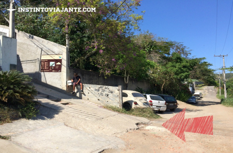 Entrada da trilha do Morro das Andorinhas, à esquerda.