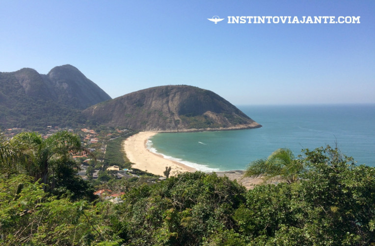 Mirante 1 do Morro das Andorinha: vista da Pedra do Pampo (embaixo); Ao fundo: praia e Costão de Itacoatiara, Pedra do Elefante, Morro do Telégrafo, e o oceano Atlântico (à direita).