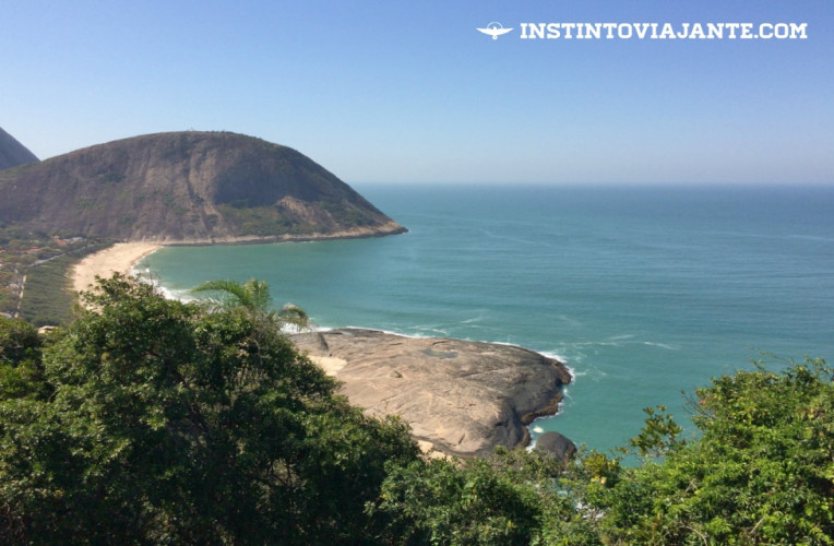 Um dos mirantes do Morro das Andorinhas, com vista para o Costão e praia de Itacoatiara.