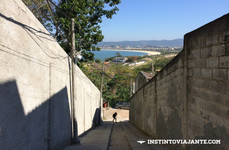 Escadaria no início da trilha. Olhe pra trás para ter um aperitivo dos mirantes - vista para as praias de Itaipu e Camboinhas.