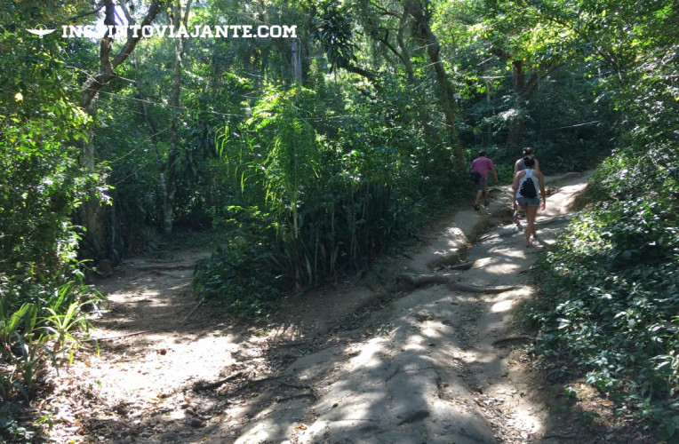 Bifurcação no início - mas ambos os caminhos dão no mesmo lugar (pela direita é o mais curto).