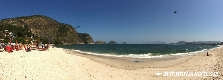 Panorâmica da praia de Itaipu, Niterói - A montanha à esquerda é o Morro das Andorinhas, o que subimos na trilha.