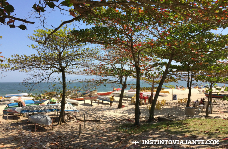Sombras e barcos na praia de Itaipu, Niterói-RJ.