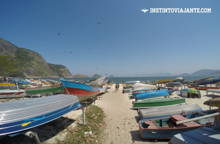 Barcos de pescadores "estacionados" em uma das entradas da praia de Itaipu.