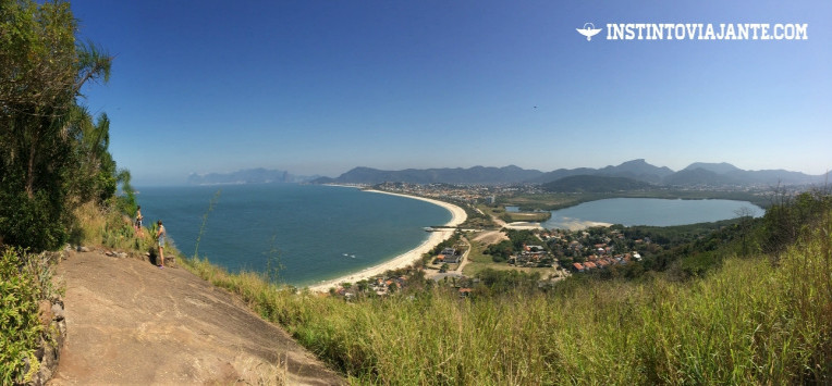 Mirante 2: lagoa de Itaipu (à direita), a praia de Itaipu, seguida por Camboinhas e Piratininga mais ao fundo. Um pouco mais distantes estão as montanhas do Rio de Janeiro, com destaque para o Pão-de-açúcar e a Pedra da
