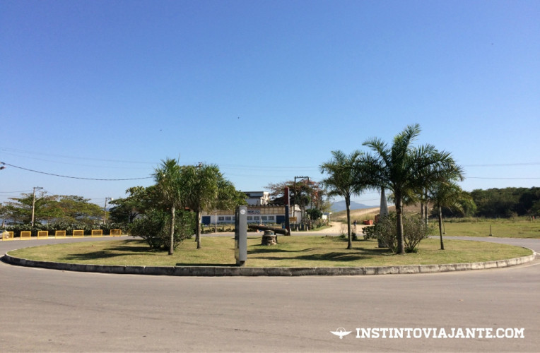 Praça Silva Jardim, em frente a praia de Itaipu, Niterói - ponto final dos ônibus.