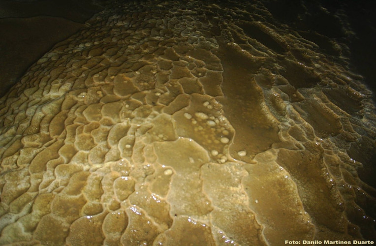 Formação de travertinos na caverna Temimina, Petar-SP