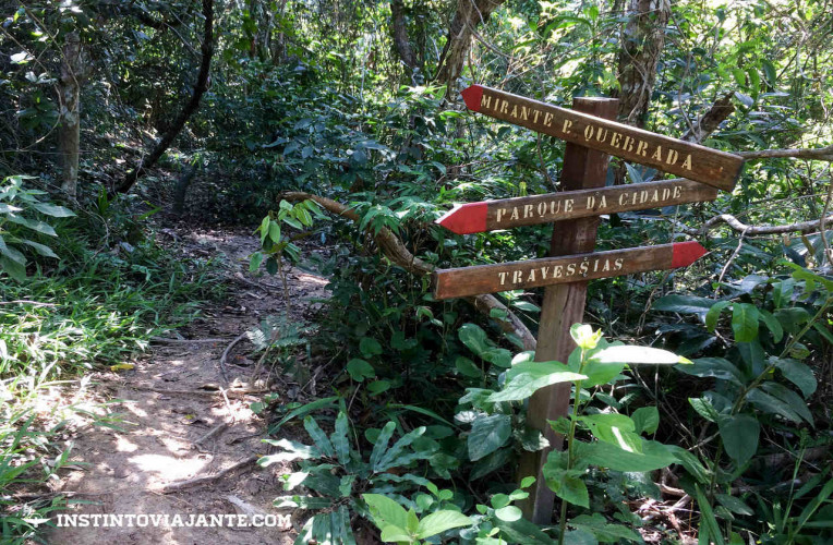 Placas indicando a entrada do Mirante da Pedra Quebrada