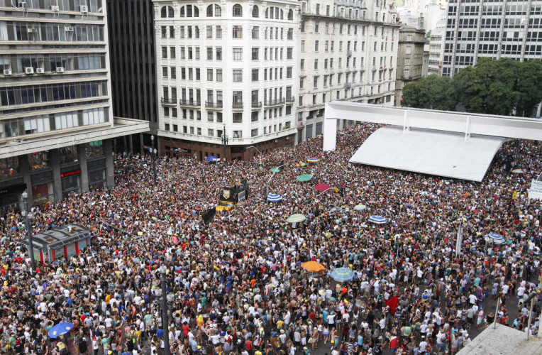 Multidão nos blocos de carnaval de rua de São Paulo-SP