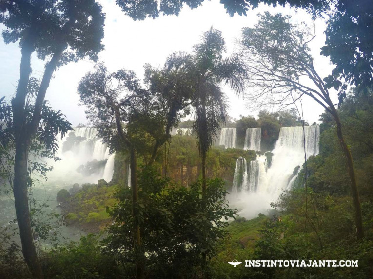 Cachoeiras vistas do Circuito Superior, nas Cataratas do Iguaçu argentinas.