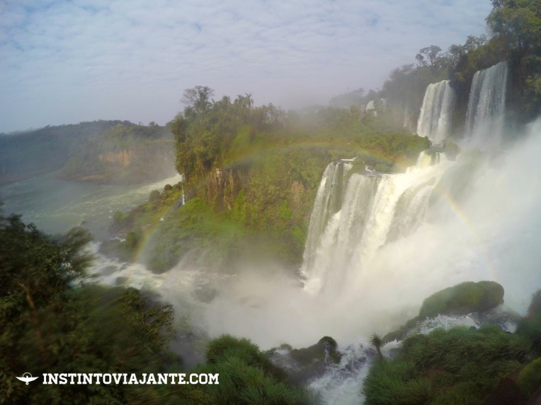 Lindo arco-íris Cataratas argentinas Puerto Iguazú