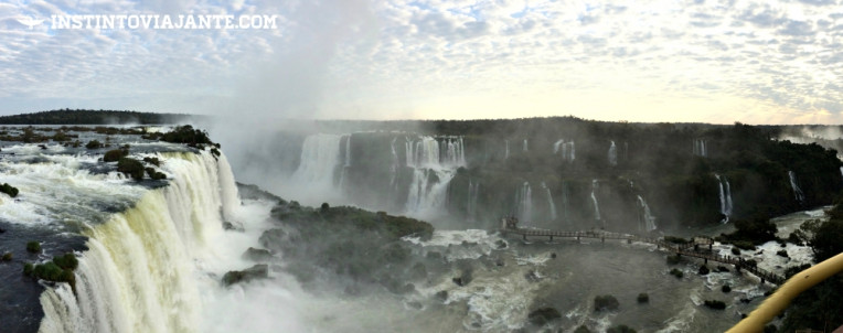Cataratas brasileiras vistas do segundo andar das passarelas.