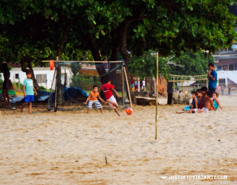 Molecada jogando bola em Provetá, Ilha Grande/RJ