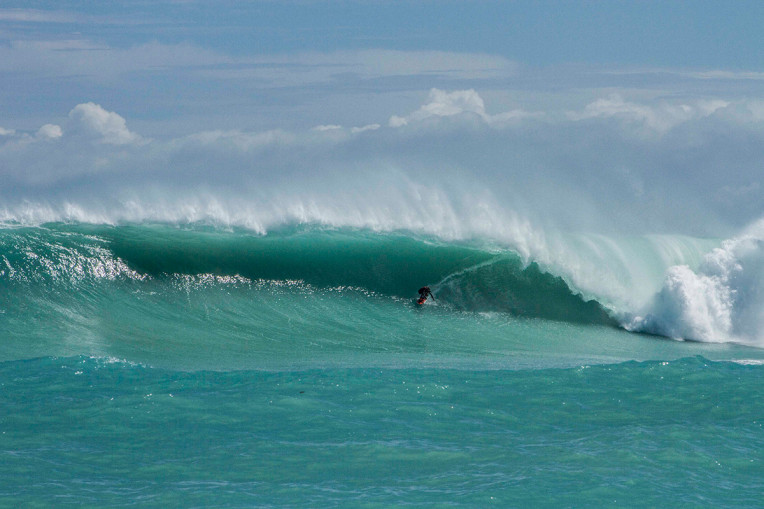 Praias com ondas gigantes no Brasil