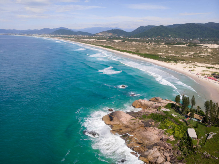 Praia da Joaquina, Florianópolis-SC - Melhores praias para surfar no Brasil