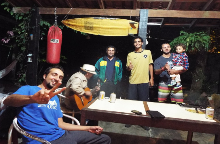 Carona em barco de frutas