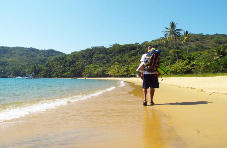 Caminhada durante minha volta completa em Ilha Grande, RJ