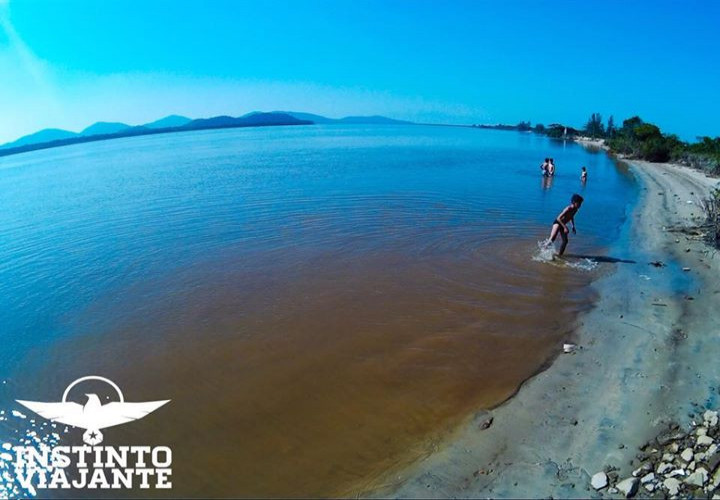Crianças brincando no Mar Pequeno, braço do mar que beira parte da Ilha Comprida/SP