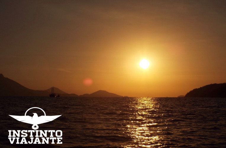 Por do sol no momento que ia de barco de Conceição de Jacaraeí para Abraão, Ilha Grande/RJ