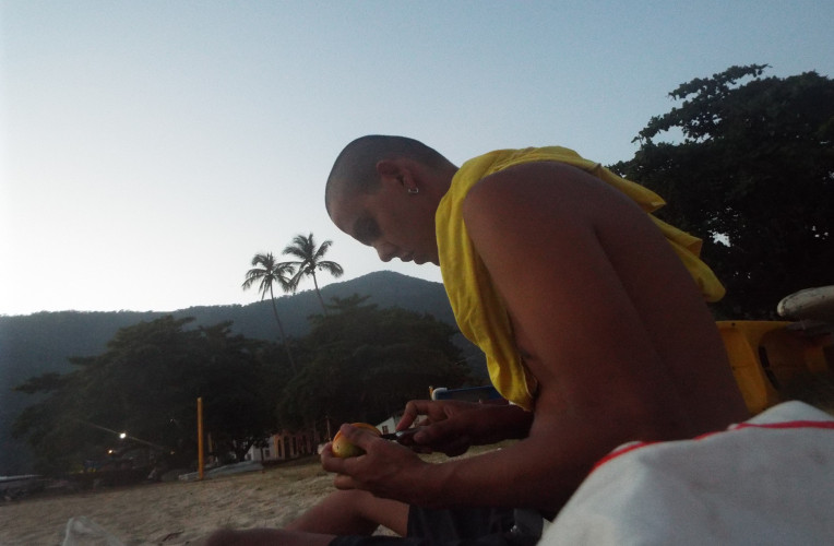 Café da manhã em Abraão, Ilha Grande, com as frutas que ganhei no barco. Primeira vez usando o canivete, quem acaba de comprar um sabe bem a sensação.