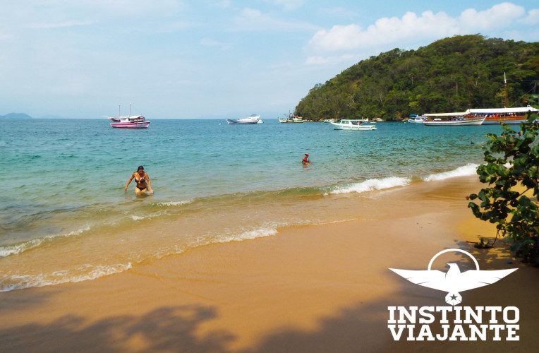 Praia de Japariz, Ilha Grande/RJ - restaurantes e movimento intenso de turistas