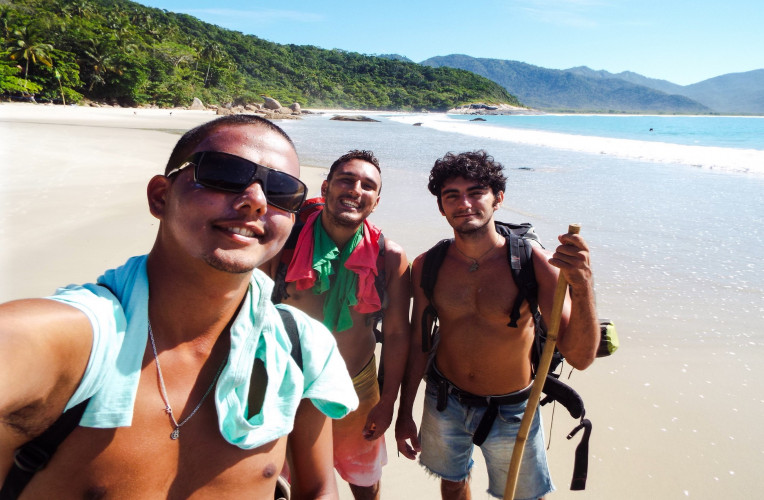 Com o Felipe e o Rodrigo, em Aventureiro, Ilha Grande/RJ