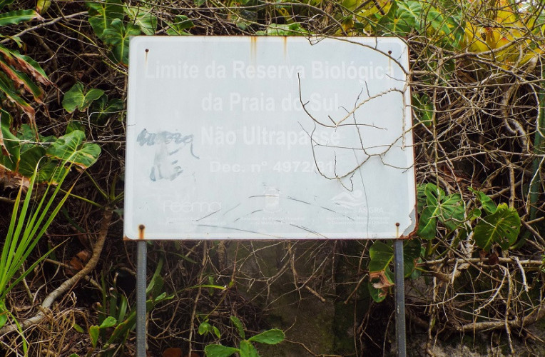 Placa do limite da Reserva Biológica da Praia de Sul, em Ilha Grande