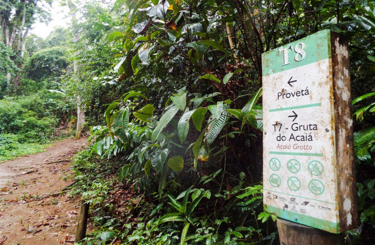 Placa de divisão entre quem segue para a Gruta do Acaiá ou para Provetá